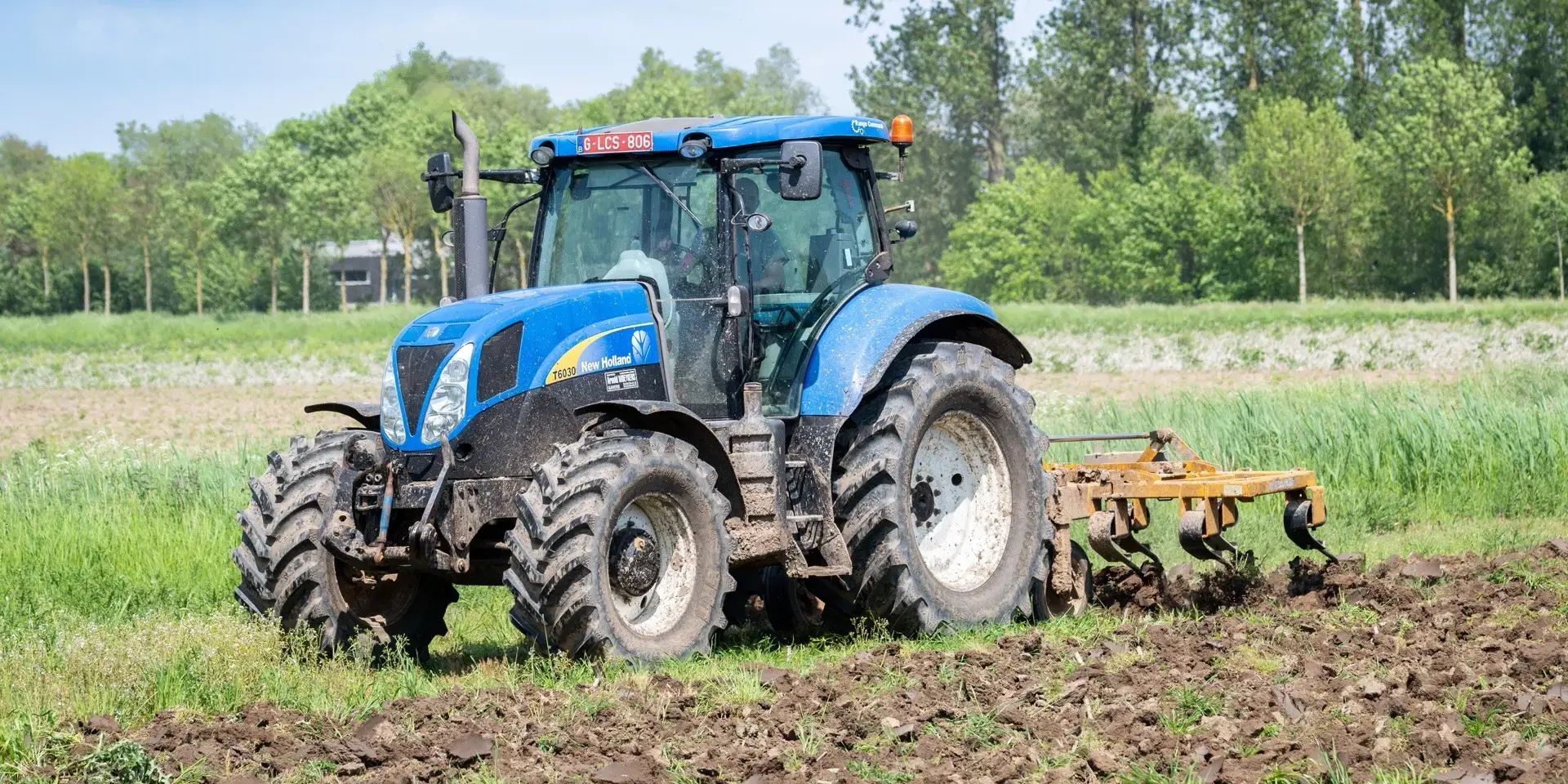 New Holland trekker met cultivator op bouwland