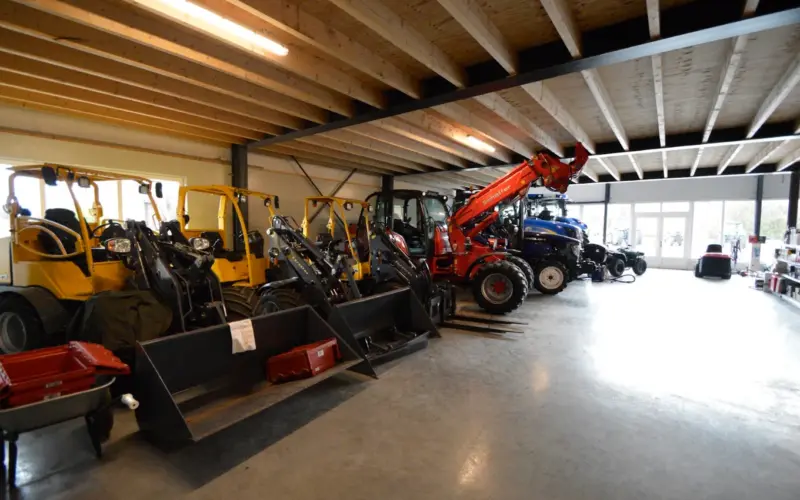 Trekkers en machines in de showroom van LMB Frans Piek