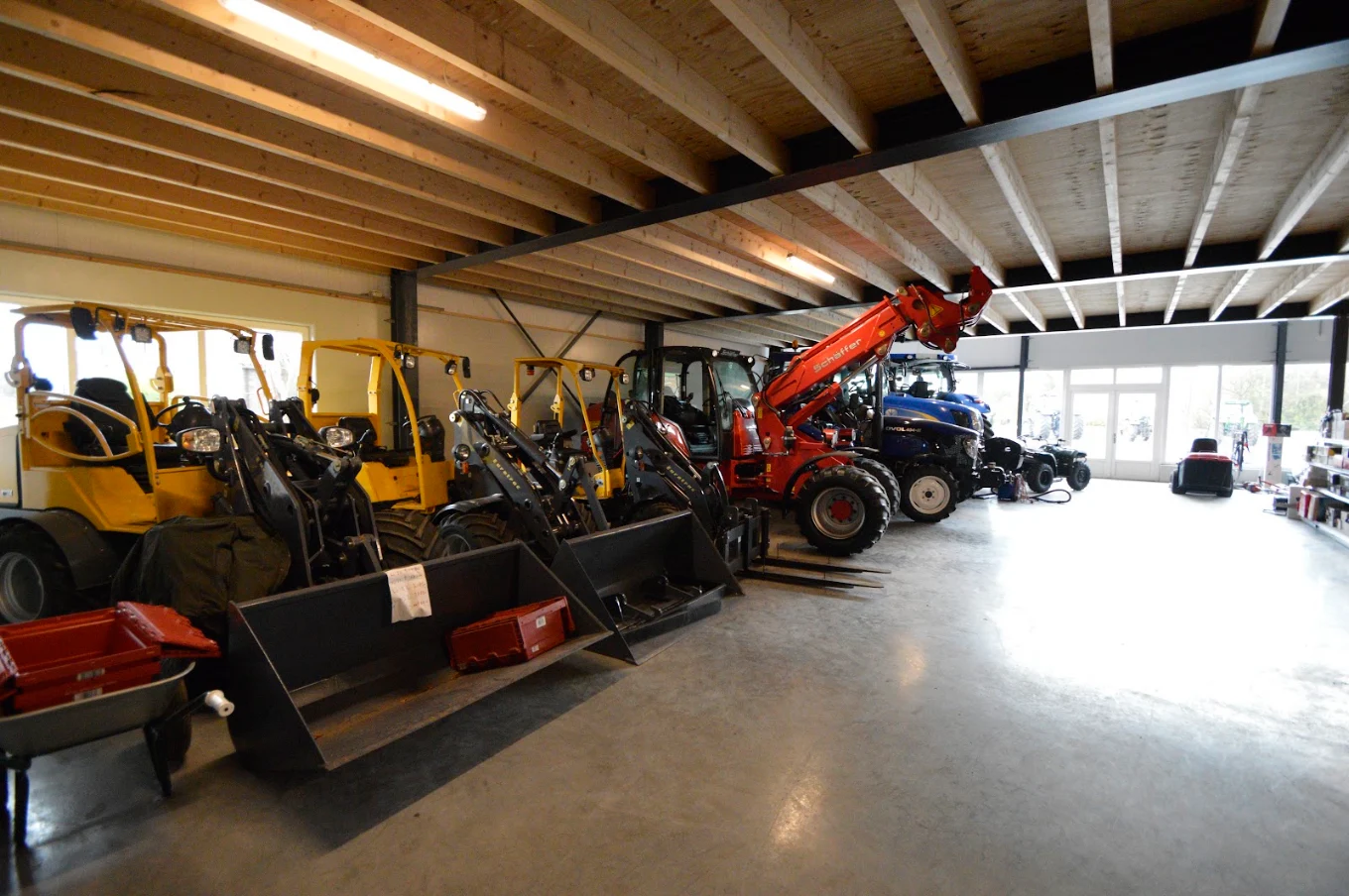 Trekkers en machines in de showroom van LMB Frans Piek