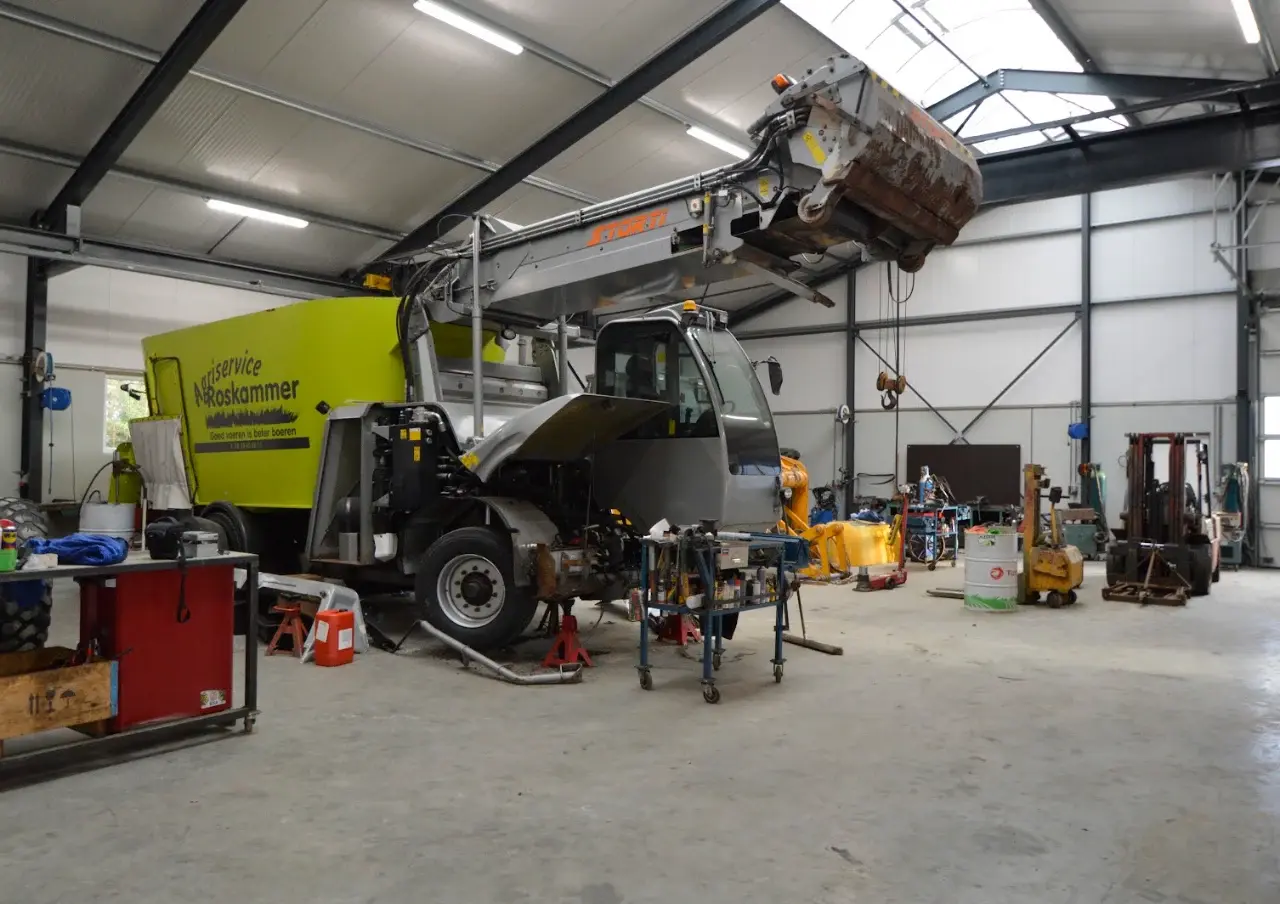 Onderhoud aan een machine in de werkplaats van LMB Frans Piek