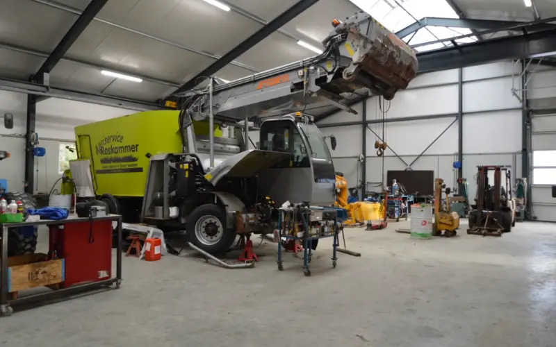Onderhoud aan een machine in de werkplaats van LMB Frans Piek