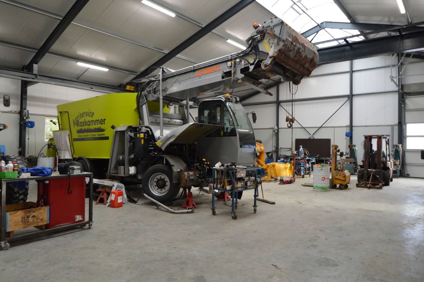 Onderhoud aan een machine in de werkplaats van LMB Frans Piek
