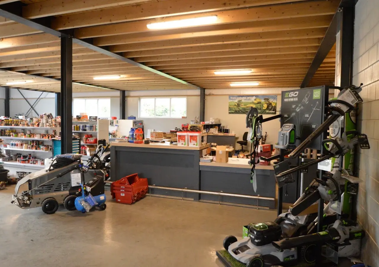 De winkel van LMB Frans Piek in Katlijk met grasmaaiers en gereedschap