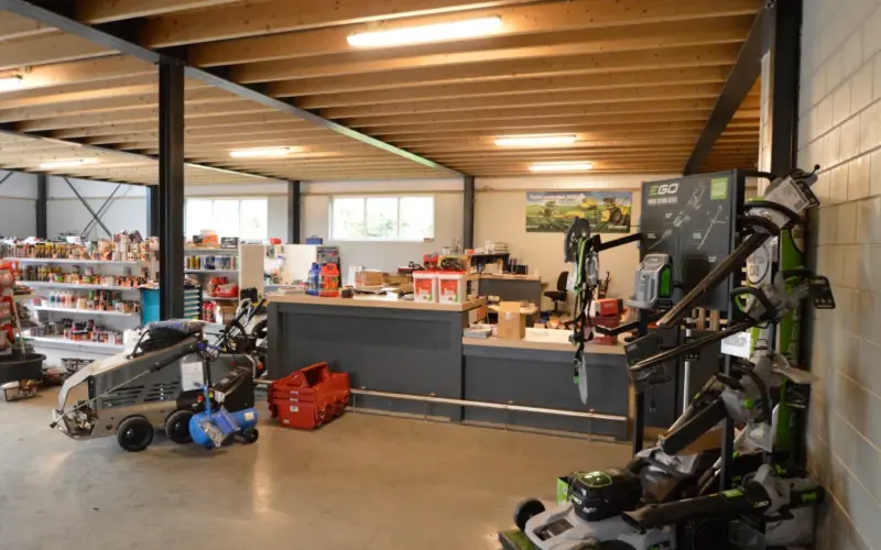 De winkel van LMB Frans Piek in Katlijk met grasmaaiers en gereedschap