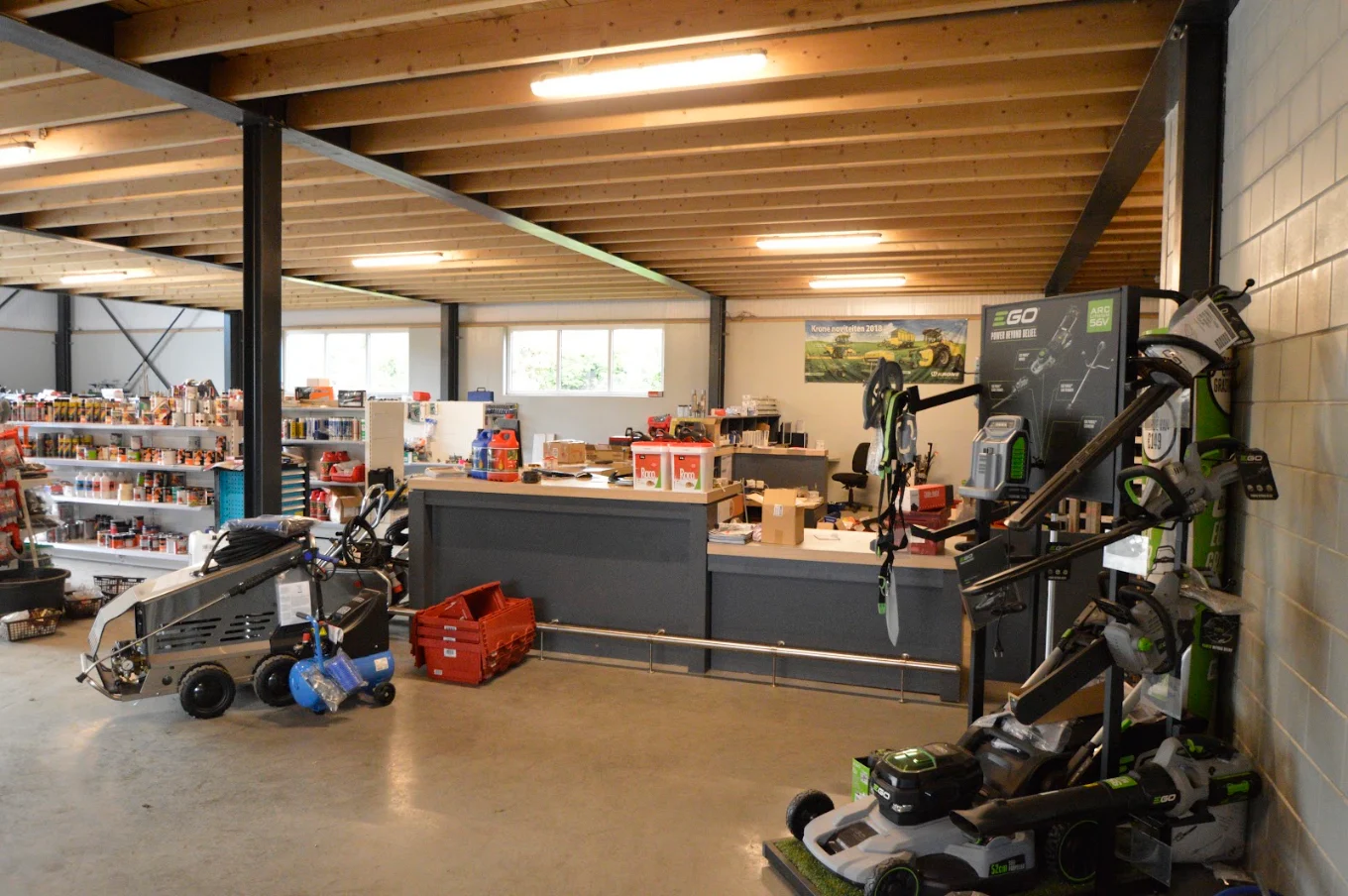 De winkel van LMB Frans Piek in Katlijk met grasmaaiers en gereedschap